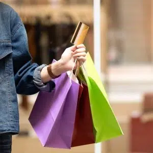 Mystery Shopper. Propuesta económica. 1 Mystery Shopper. Propuesta económica.--Credit card and shopping bags in hand shopping girl.